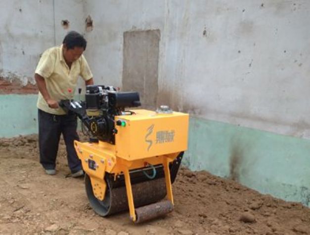 點(diǎn)擊查看詳細信息<br>標題：手扶式單輪壓路機工作照 閱讀次數：12134