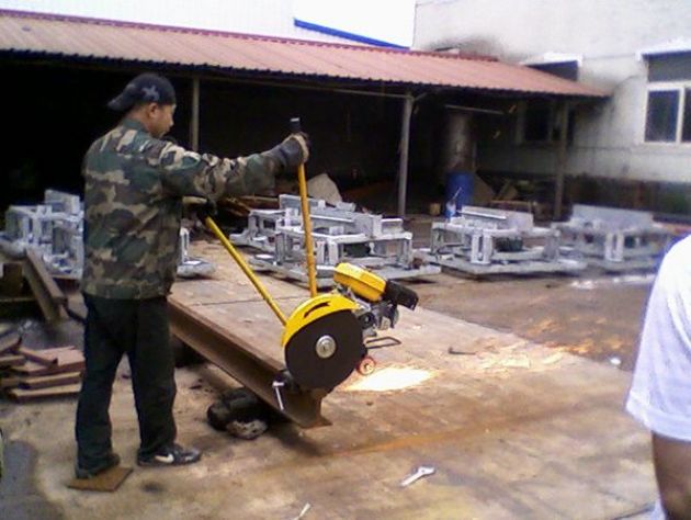 點(diǎn)擊查看詳細信息<br>標題：內燃鋸軌機工作照 閱讀次數：11514