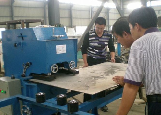 點(diǎn)擊查看詳細信息<br>標題：固定式平板坡口機工作照 閱讀次數：10942